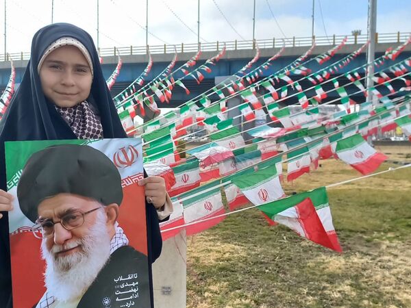 حضور دانش آموزان دبستان نرجس در راهپیمایی ۲۲بهمن 