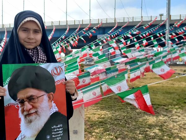 حضور دانش آموزان دبستان نرجس در راهپیمایی ۲۲بهمن 