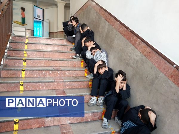 کسب آمادگی در روزهای قبل از اجرای مانور زلزله در مدرسه ملاصدرا