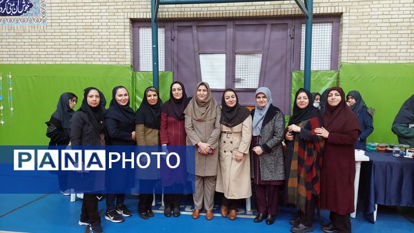  برگزاری بازارچه کسب‌و‌کار  در دبیرستان فرزانگان یک