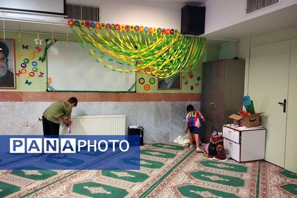 غبارروبی و آماده سازی نمازخانه‌های مدارس پردیس