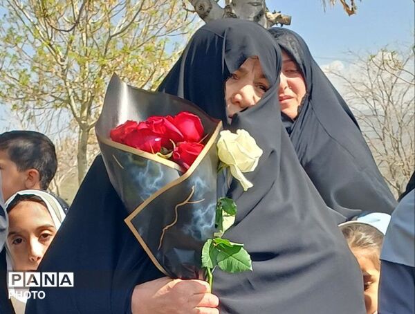 دلجویی دختران دانش‌آموز از خانواده شهدای جنگ رمضان در دهه کرامت 