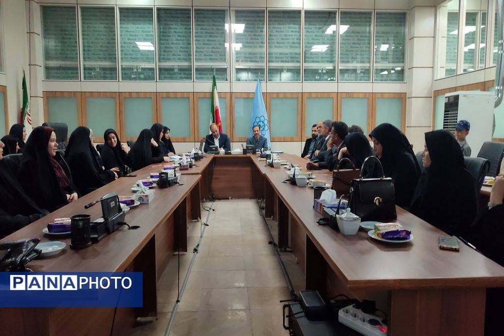 تقدیر از معلمان و مدیران مدارس منطقه طبرسی شمالی