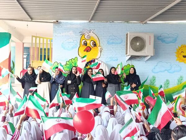 حماسه ۱۳ آبان در دبستان شهید تنیده 