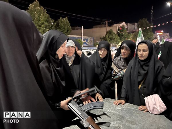 راهپیمایی پرشور و آموزش اصلحه با حضور گسترده  مردم  ساوجبلاغ