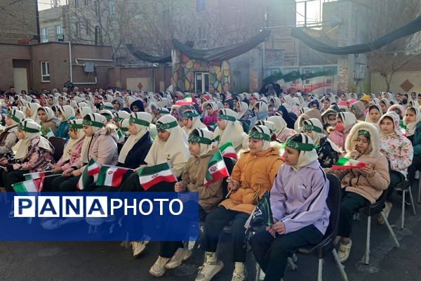 آیین نواخته شدن زنگ انقلاب اسلامی در مدرسه آیت‌الله خامنه‌ای قرچک