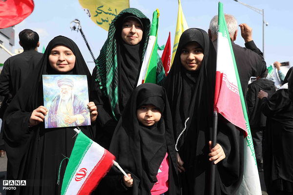 حضور وزیر آموزش و پرورش در مراسم تشییع پیکرهای مطهر ۸۴ شهید قهرمان ناوشکن دنا 
