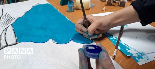  نقاشی همگانی با موضوع «ایرانِ قوی» در دبیرستان اهل‌البیت ناحیه 4 کرج 