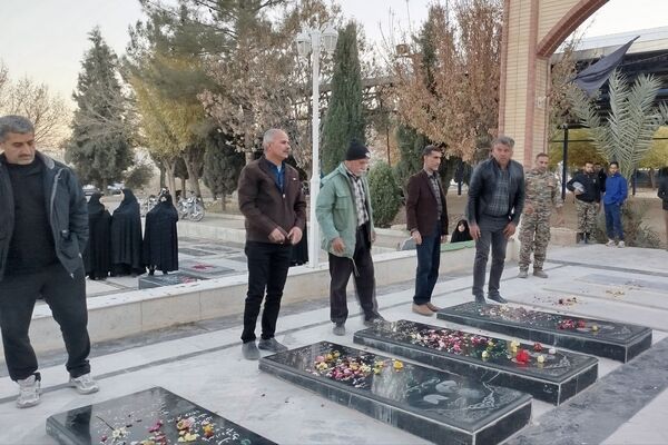 غبار روبی و عطرافشانی قبور مطهر شهدای روستای ظفرآباد