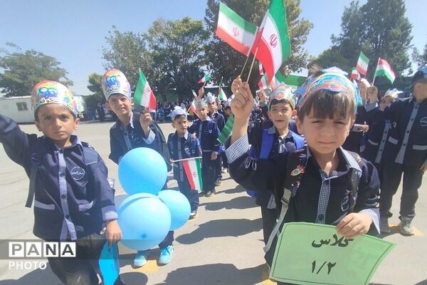 جشن شکوفه‌ها در مدرسه ۱۲ بهمن بهارستان دو