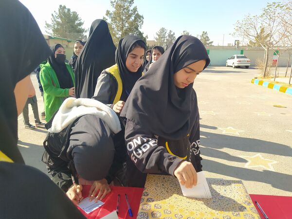 انتخابات شورای دانش آموزی در دبیرستان دخترانه امید 