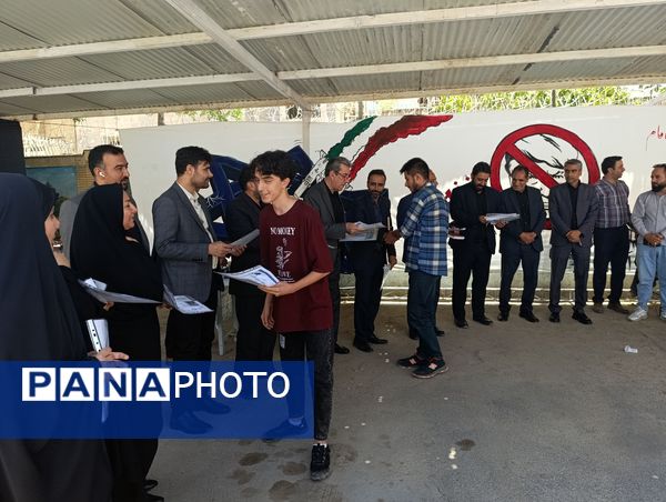 قدردانی از دانش‌آموزان فعال در نمایشگاه نقاشی حماسه حسینی 