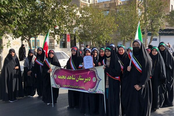 اجتماع عظیم دانش آموزان ناحیه دو شهرری به مناسبت یوم الله ۱۳ آبان در میدان نماز