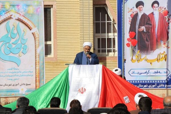 طنین زنگ انقلاب در هنرستان فارابی؛ آغاز شور و جشن دهه فجر در شهرستان سملقان