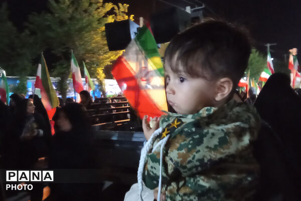 ایستادگی در سایه پرچم وطن