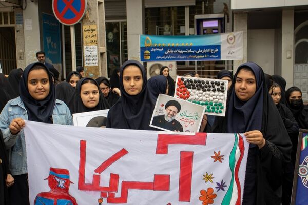 شرکت پرشور دهه هشتادی و نودی‌‌های شهر محلات در یوم‌الله ۱۳ آبان