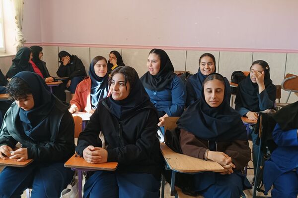 یک روز بدون کیف همراه با آموزش خود مراقبتی در دبیرستان شریعت 