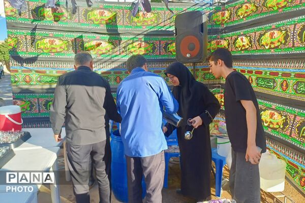 موکب فرهنگیان زرقان در خدمت سوگواران حسینی