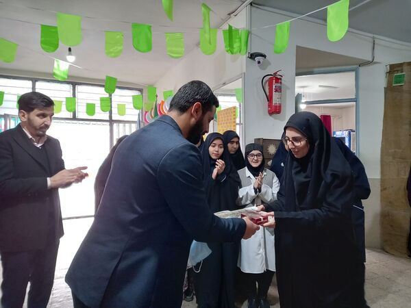 افتتاحیه نمایشگاه مدرسه انقلاب در آموزشگاه فرزانگان شهرستان قدس 