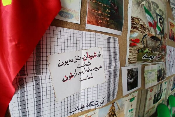 آذین‌بندی مدارس ملارد به رنگ ایثار و حماسه