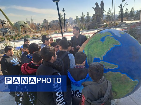 بازدید دانش‌آموزان از پارک موزه علوم زمین مشهد 