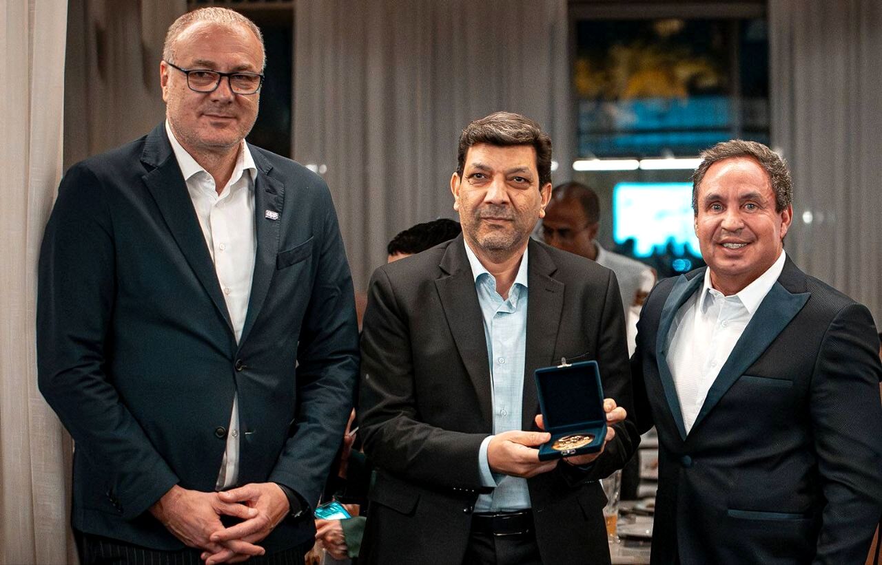 مدال یادبود هدیه رئیس فدراسیون ورزش دانش‌آموزی برزیل به سرپرست فدراسیون ایران