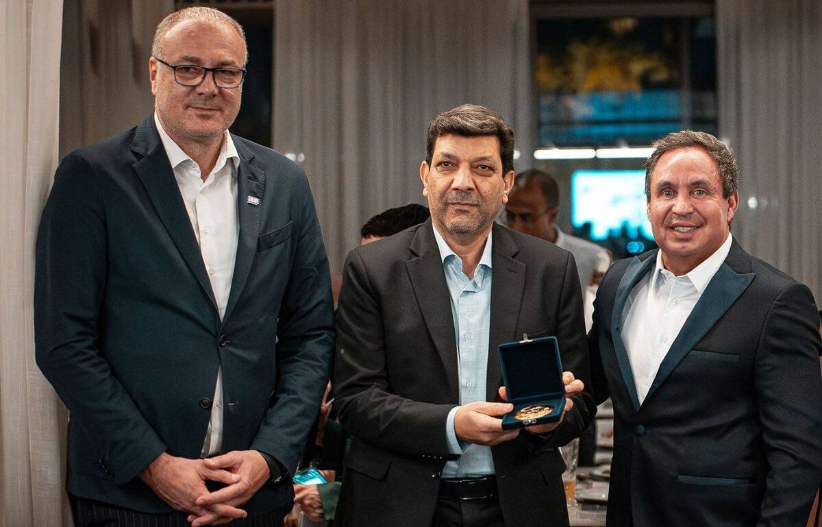 مدال یادبود هدیه رئیس فدراسیون ورزش دانش‌آموزی برزیل به سرپرست فدراسیون ایران
