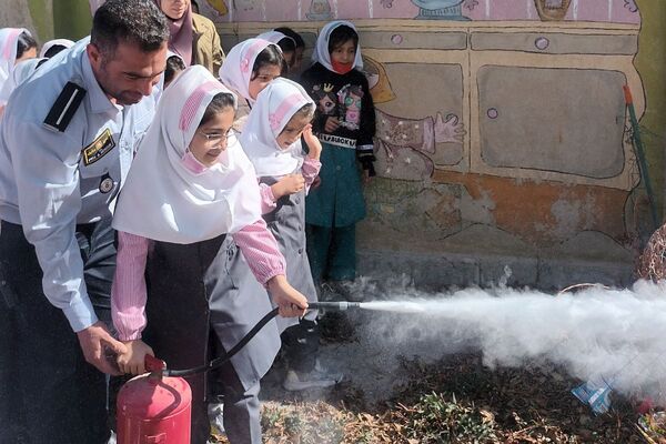 برگزاری مراسم هفته پدافند غیر عامل در دبستان‌ بنت‌الهدی فیروزکوه