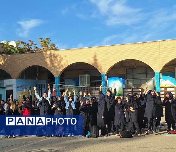 مسابقات ورزشی و اهدای جوایز به ورزشکاران مدال آور در دبیرستان شهید بابایی