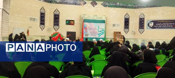تقدیر از دانش‌آموزان برگزیده ناحیه چهار قم در جشنواره «فردا»