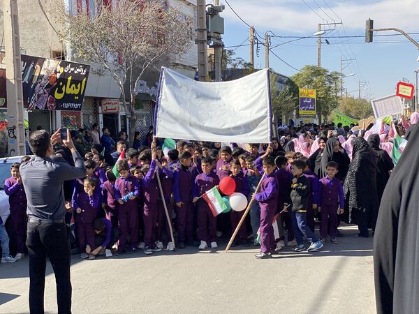 راهپیمایی عظیم ۱۳ آبان ماه، با حضور پرشور دانش‌آموزان ولایتمدار و مردم غیور و همیشه در صحنه مه‌ولات