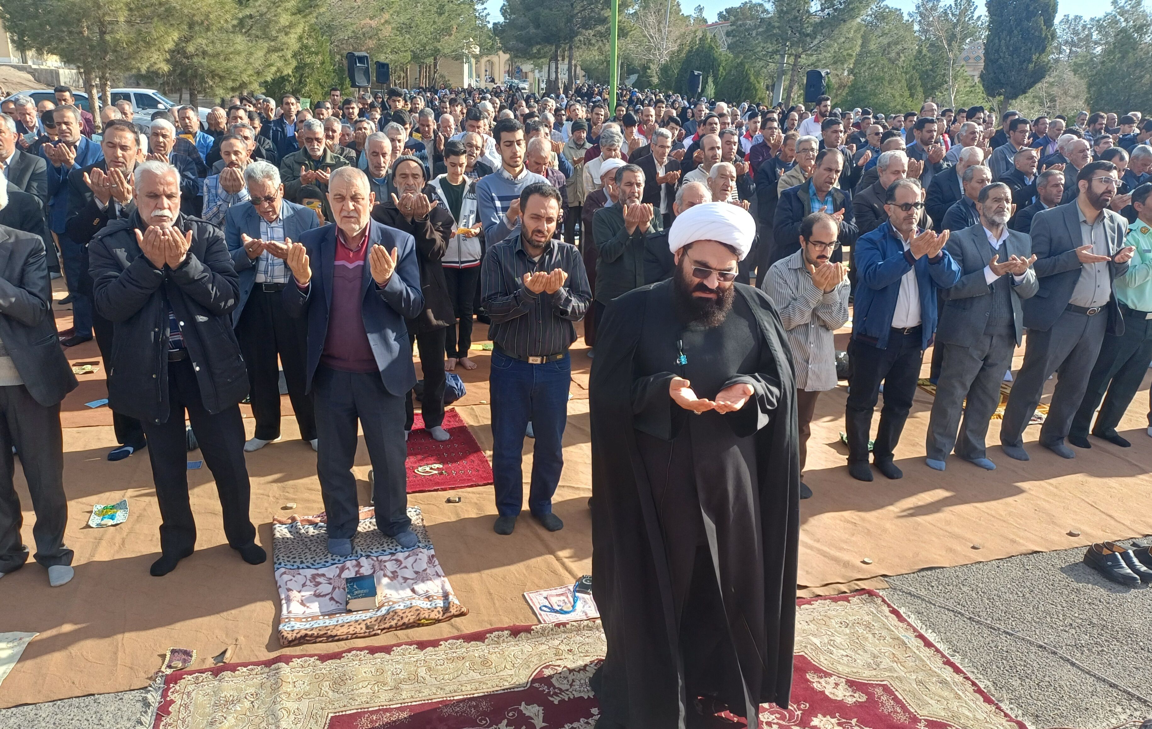 نماز عید فطر در گلزار شهدا شهرستان کوهپایه