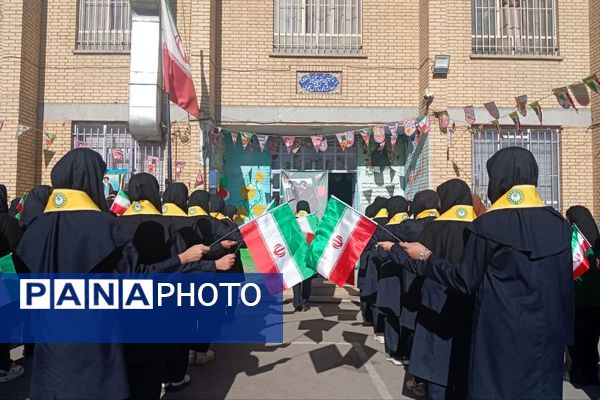 نمایشگاه بسته «ایرانمون» در دبیرستان نرجس یک