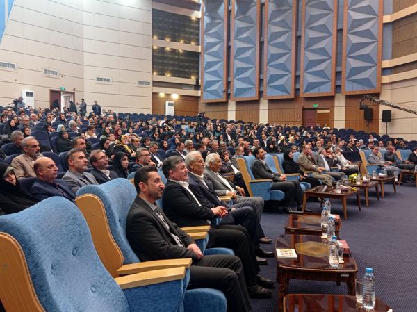 معلم قلب تپنده پایتخت دانایی