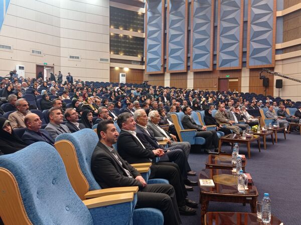 معلم قلب تپنده پایتخت دانایی