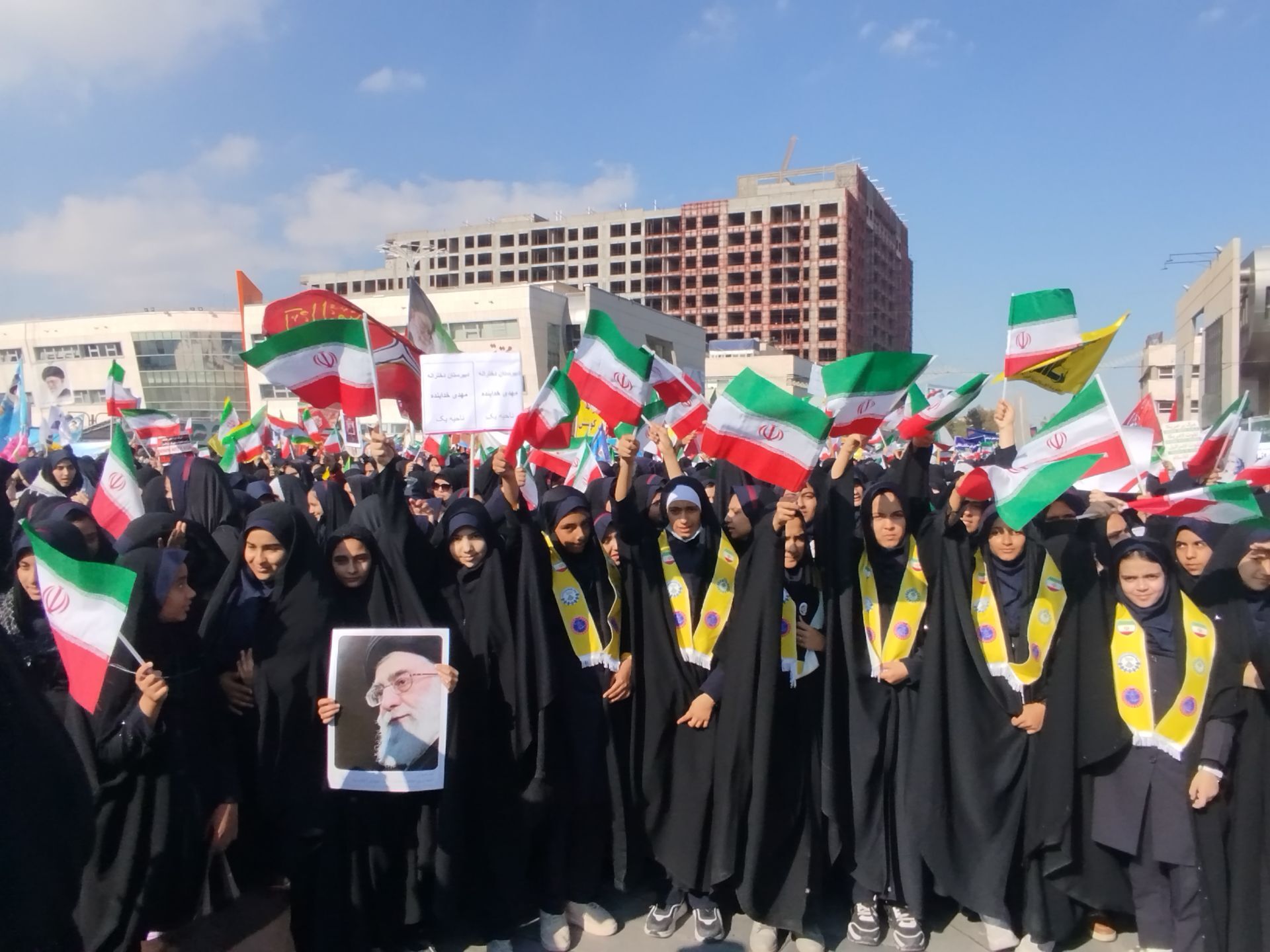 حضور پرشور دانش‌آموزان دبیرستان مهدی خدابنده در راهپیمایی ۱۳ آبان