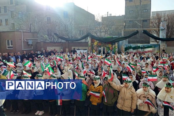 آیین نواخته شدن زنگ انقلاب اسلامی در مدرسه آیت‌الله خامنه‌ای قرچک