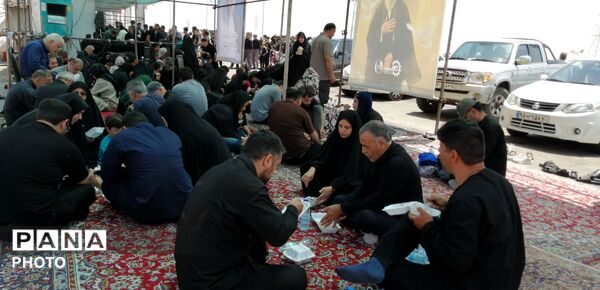 خدمت‌رسانی موکب سیمان آبیک در مسیر زائران؛ همراهی خادمان در پذیرایی و بدرقه