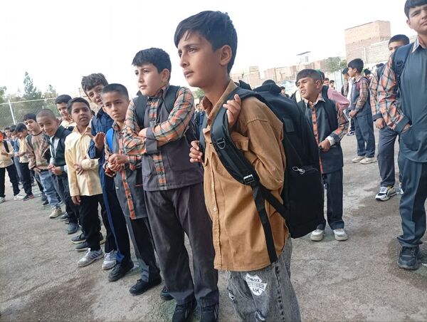 آغاز بازگشایی مدارس و شور و حال دانش آموزان دبستان شهید پسندیده فدافن در نخستین روز پاییز