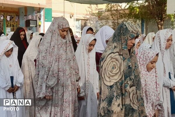 هم‌نوایی نسل فاطمی با مادران در نماز جماعت ایام فاطمیه؛ دبستان شهید اول ۲