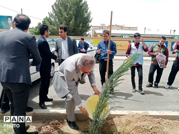 مسئولین اداره آموزش و پرورش کاشمر دو نهال بر زمین نهادند