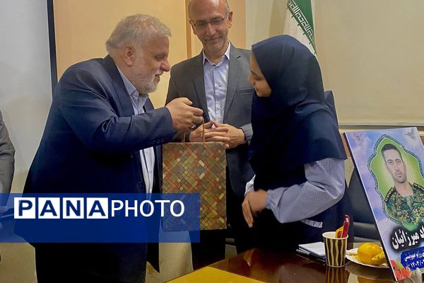 جلسه ستاد شاهد ورامین با محوریت ارتقای کیفیت آموزشی و تجلیل از فرزندان شهدا