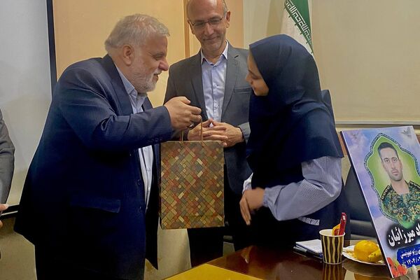 جلسه ستاد شاهد ورامین با محوریت ارتقای کیفیت آموزشی و تجلیل از فرزندان شهدا