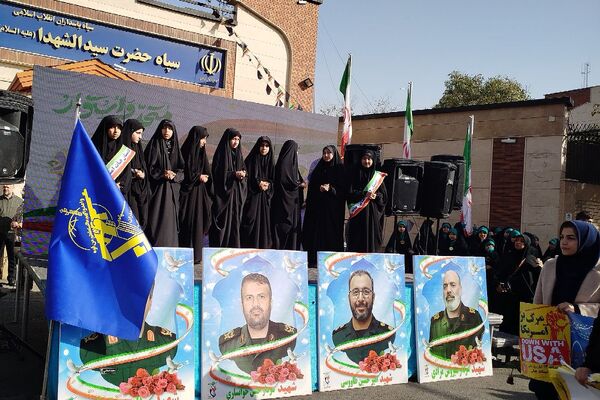اجتماع عظیم دانش آموزان ناحیه دو شهرری به مناسبت یوم الله ۱۳ آبان در میدان نماز