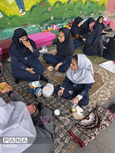 جشن شادی در حیاط مدرسه، دنیای رنگی بچه های رحمانی فرد در روز جهانی کودک