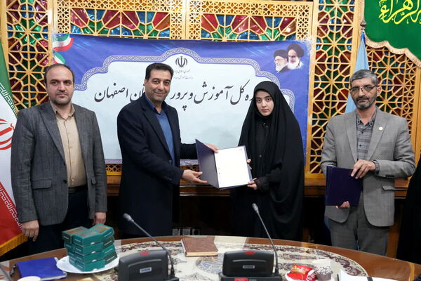 نشست مدیرکل آموزش و‌ پرورش استان اصفهان با نمایندگان شورای دانش‌آموزی و مجلس دانش‌آموزی استان 