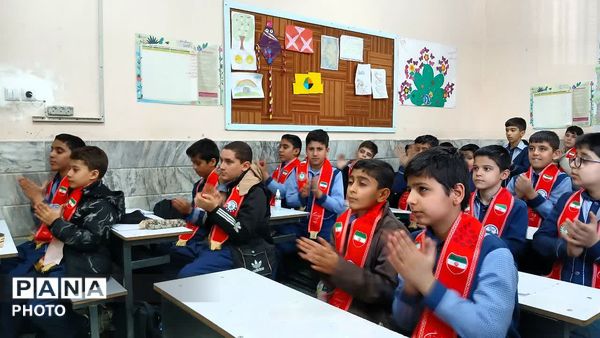 آشنایی دانش‌آموزان دبستان شهید رئیسی قم با مهارت‌های تشکیلاتی پیشتازان