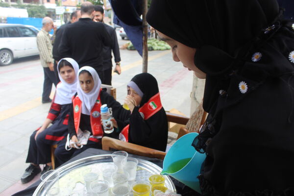 میزبانی دانش‌آموزان گلوگاهی از مسافران و زائران رضوی 