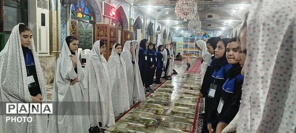 تجدید میثاق دانش‌آموزان ورزشکار با شهدا در سمنان