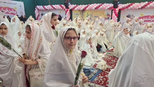 جشن عبادت ۱۳۰۰ نفر از دختران منطقه ۱۰ در مهدیه امام حسن مجتبی(ع)